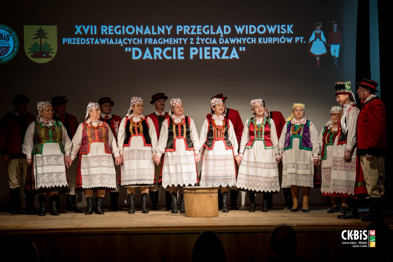 XVII Regionalny Przegląd Widowisk przedstawiający fragmenty z życia dawnych Kurpiów Darcie Pierza 2023 - zdjęcie #40 - eOstroleka.pl