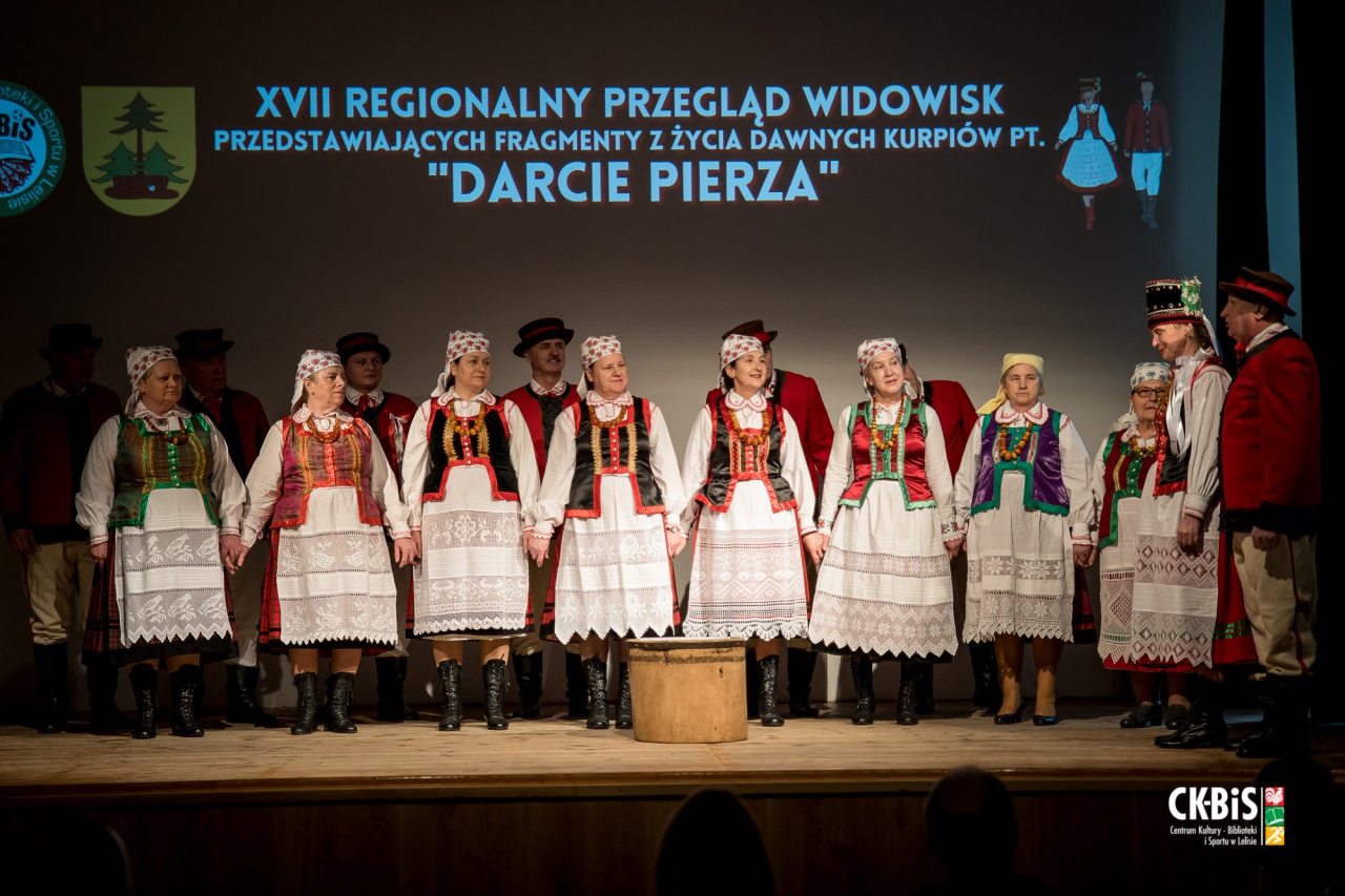 XVII Regionalny Przegląd Widowisk przedstawiający fragmenty z życia dawnych Kurpiów Darcie Pierza 2023 - zdjęcie #38 - eOstroleka.pl