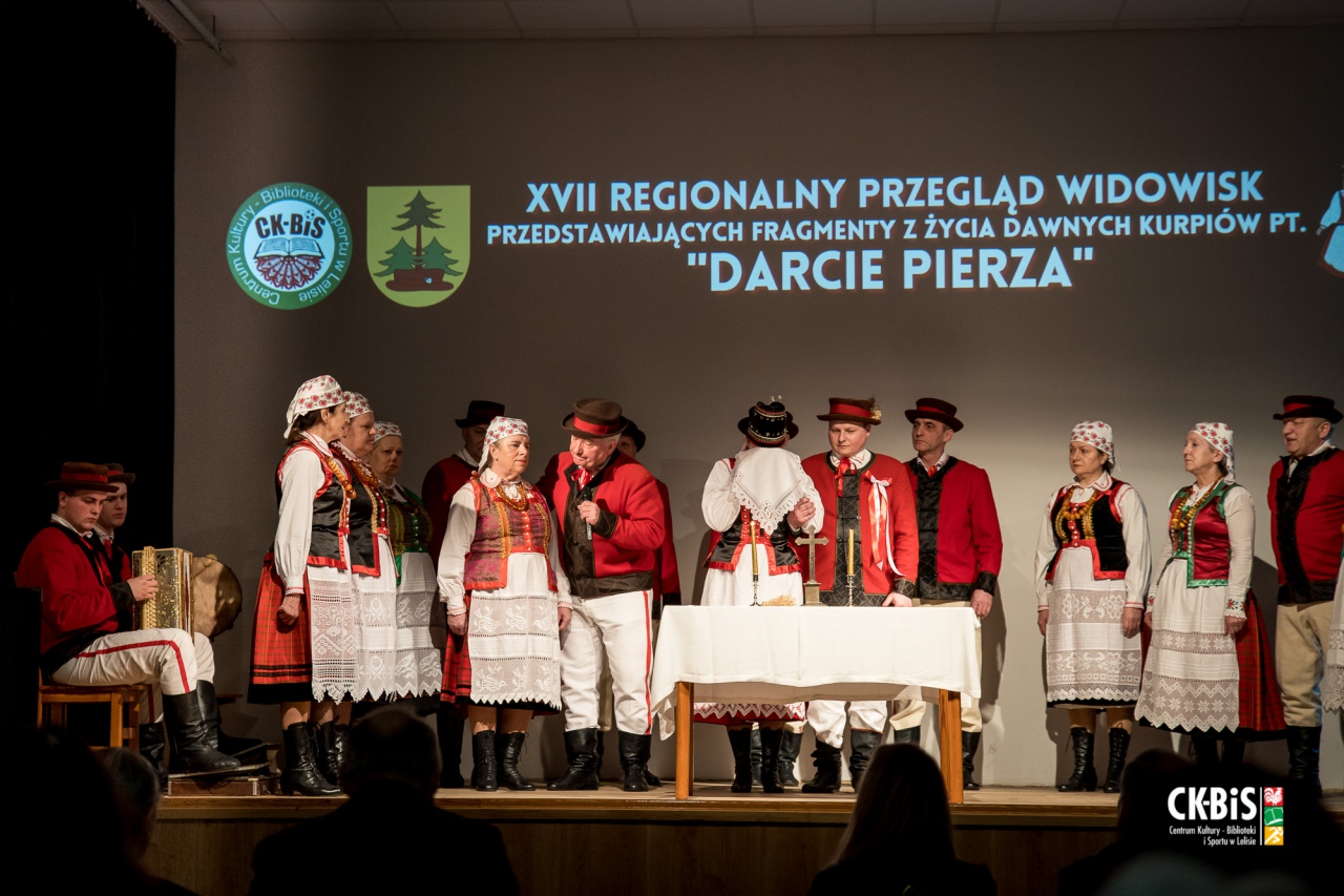 XVII Regionalny Przegląd Widowisk przedstawiający fragmenty z życia dawnych Kurpiów Darcie Pierza 2023 - zdjęcie #41 - eOstroleka.pl