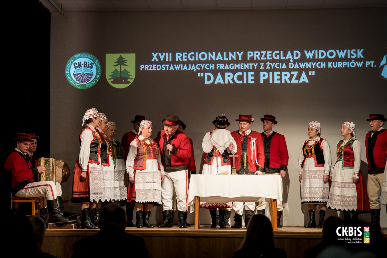 XVII Regionalny Przegląd Widowisk przedstawiający fragmenty z życia dawnych Kurpiów Darcie Pierza 2023 - zdjęcie #37 - eOstroleka.pl