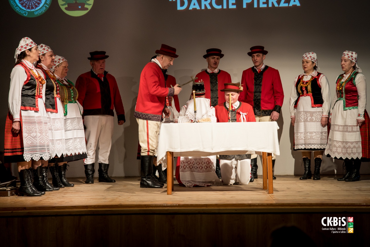 XVII Regionalny Przegląd Widowisk przedstawiający fragmenty z życia dawnych Kurpiów Darcie Pierza 2023 - zdjęcie #36 - eOstroleka.pl