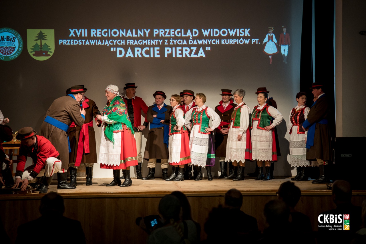 XVII Regionalny Przegląd Widowisk przedstawiający fragmenty z życia dawnych Kurpiów Darcie Pierza 2023 - zdjęcie #12 - eOstroleka.pl