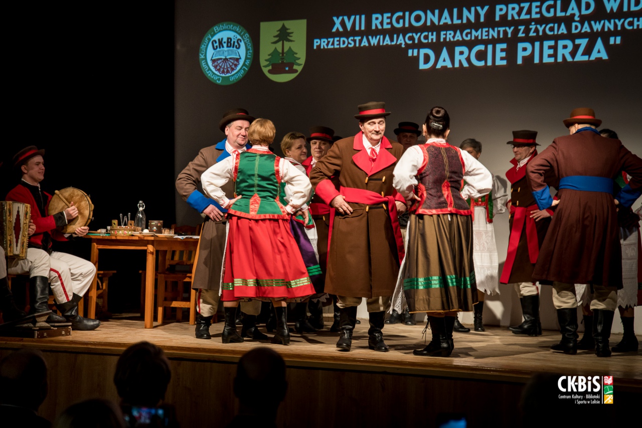 XVII Regionalny Przegląd Widowisk przedstawiający fragmenty z życia dawnych Kurpiów Darcie Pierza 2023 - zdjęcie #11 - eOstroleka.pl