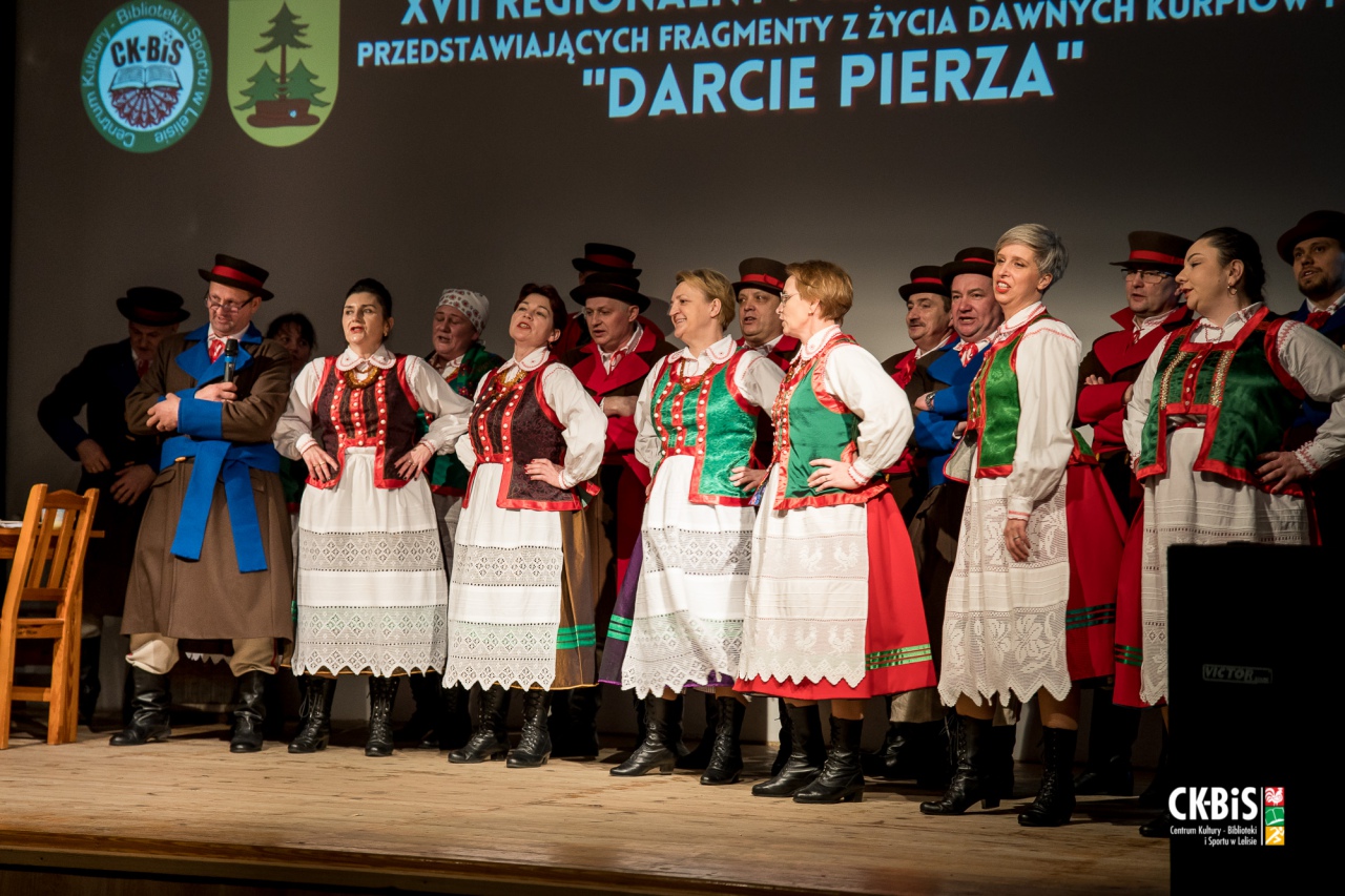 XVII Regionalny Przegląd Widowisk przedstawiający fragmenty z życia dawnych Kurpiów Darcie Pierza 2023 - zdjęcie #10 - eOstroleka.pl