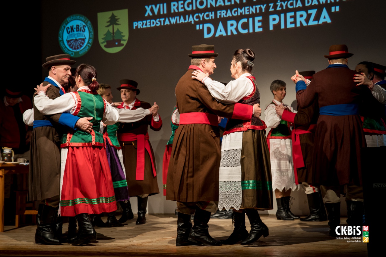 XVII Regionalny Przegląd Widowisk przedstawiający fragmenty z życia dawnych Kurpiów Darcie Pierza 2023 - zdjęcie #71 - eOstroleka.pl
