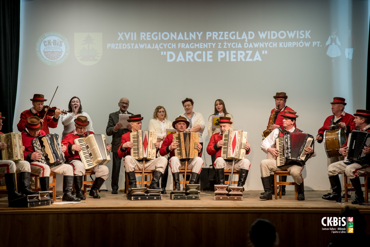 XVII Regionalny Przegląd Widowisk przedstawiający fragmenty z życia dawnych Kurpiów Darcie Pierza 2023 - zdjęcie #7 - eOstroleka.pl