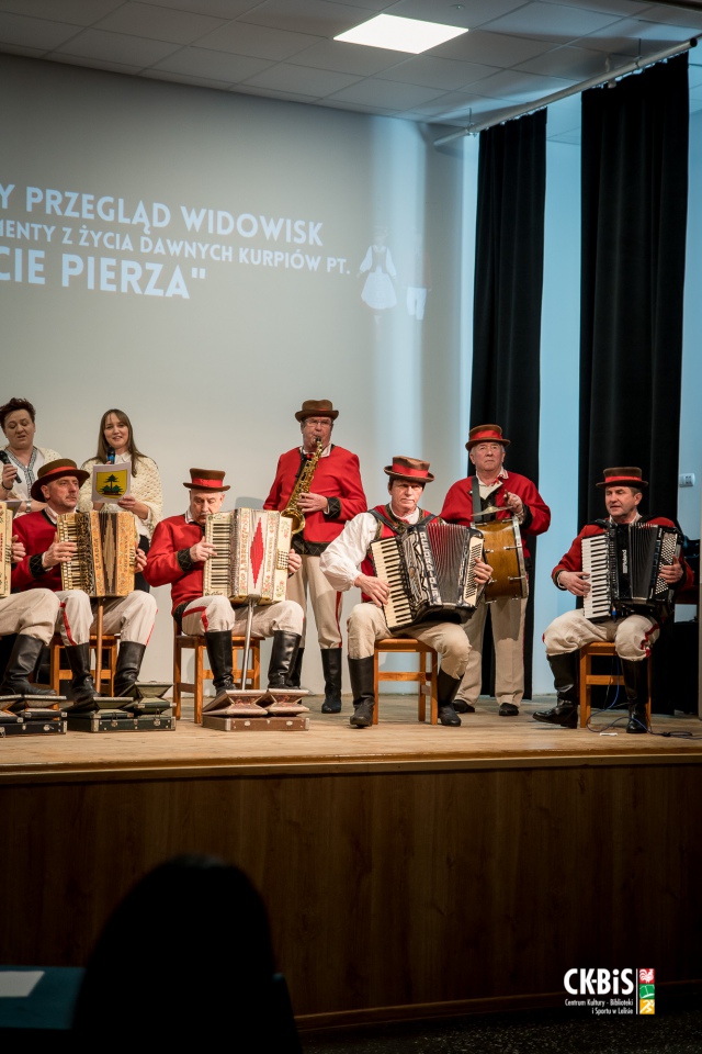 XVII Regionalny Przegląd Widowisk przedstawiający fragmenty z życia dawnych Kurpiów Darcie Pierza 2023 - zdjęcie #6 - eOstroleka.pl