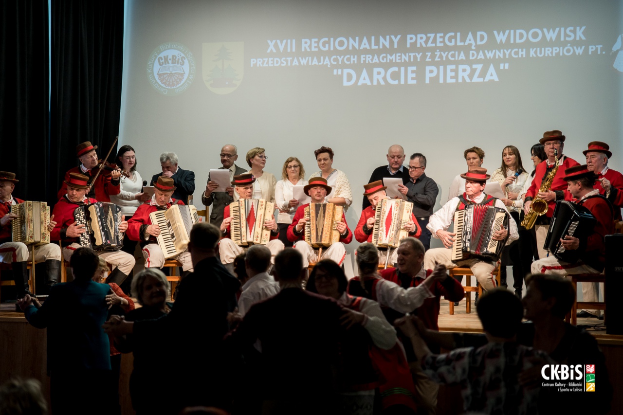 XVII Regionalny Przegląd Widowisk przedstawiający fragmenty z życia dawnych Kurpiów Darcie Pierza 2023 - zdjęcie #4 - eOstroleka.pl