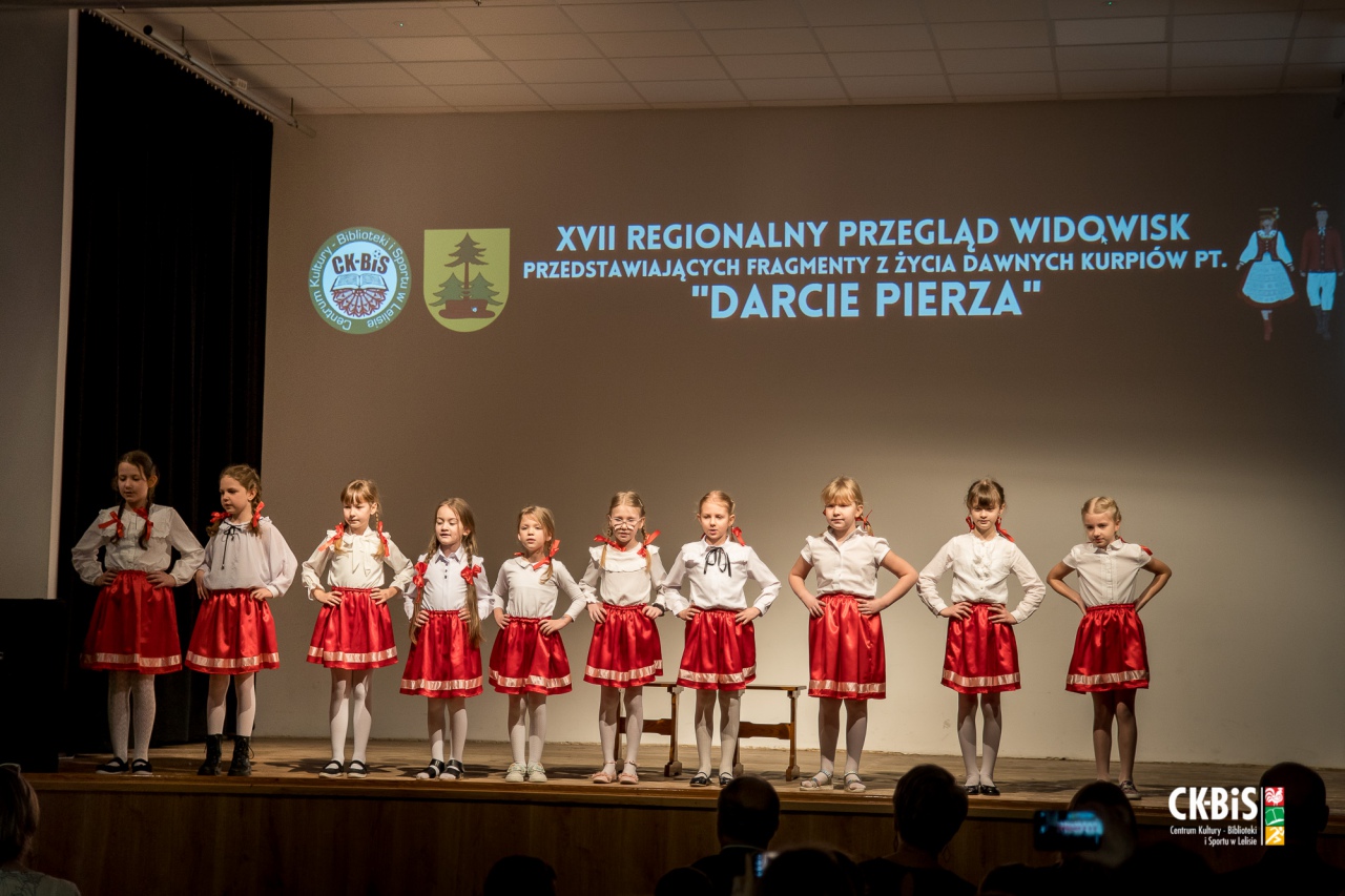 XVII Regionalny Przegląd Widowisk przedstawiający fragmenty z życia dawnych Kurpiów Darcie Pierza 2023 - zdjęcie #15 - eOstroleka.pl