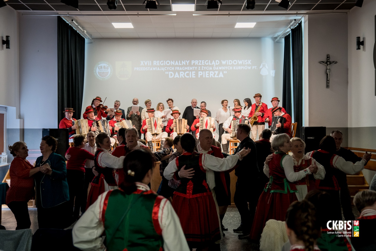 XVII Regionalny Przegląd Widowisk przedstawiający fragmenty z życia dawnych Kurpiów Darcie Pierza 2023 - zdjęcie #3 - eOstroleka.pl
