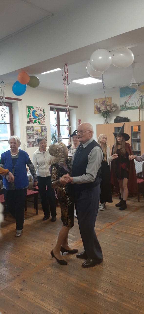 Karnawał z seniorem III LO - zdjęcie #3 - eOstroleka.pl