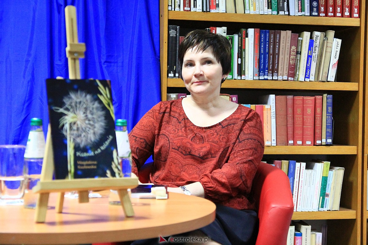 “Pisanie na kolanie”. Magdalena Kozłowska zaprezentowała swoją najnowszą książkę [21.02.2023] - zdjęcie #3 - eOstroleka.pl