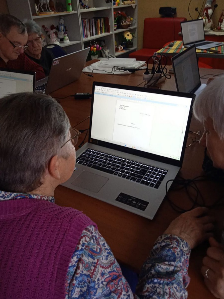 Seniorzy z Durlas podnoszą swoje cyfrowe kompetencje [22.02.2023] - zdjęcie #6 - eOstroleka.pl