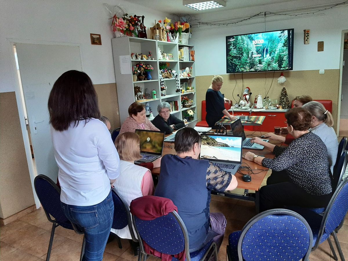 Seniorzy z Durlas podnoszą swoje cyfrowe kompetencje [22.02.2023] - zdjęcie #7 - eOstroleka.pl