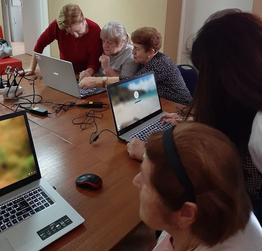 Seniorzy z Durlas podnoszą swoje cyfrowe kompetencje [22.02.2023] - zdjęcie #8 - eOstroleka.pl