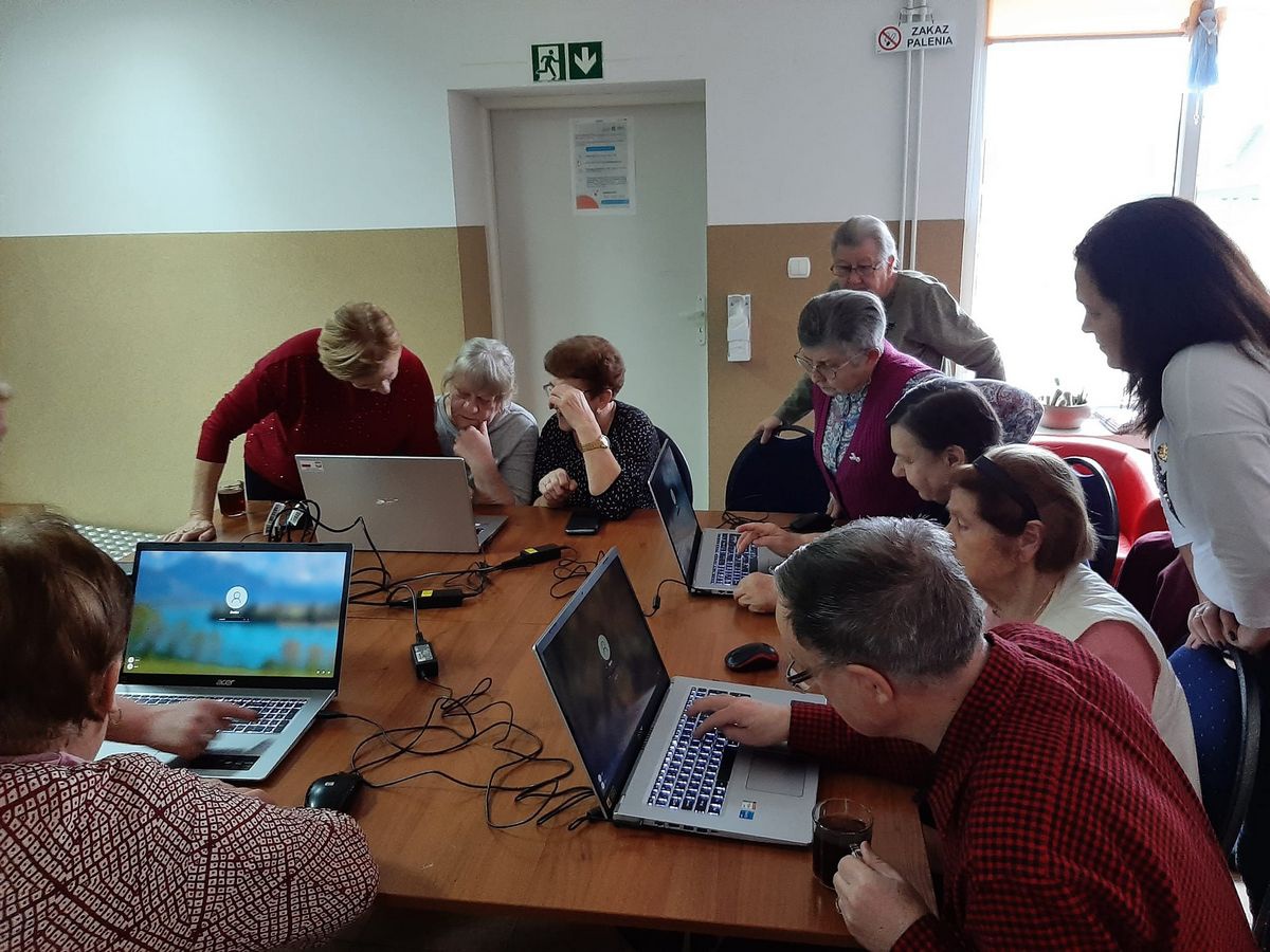 Seniorzy z Durlas podnoszą swoje cyfrowe kompetencje [22.02.2023] - zdjęcie #5 - eOstroleka.pl