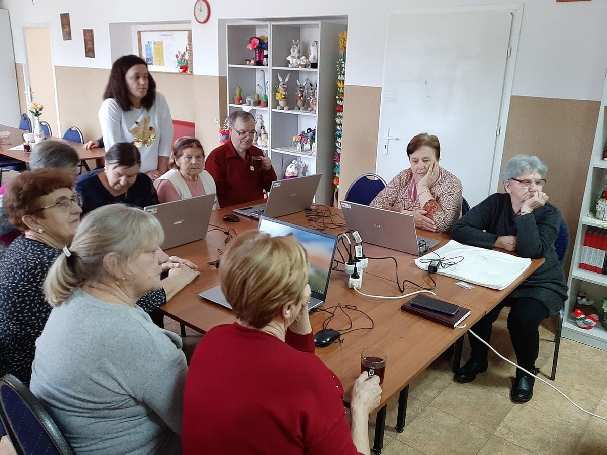 Seniorzy z Durlas podnoszą swoje cyfrowe kompetencje [22.02.2023] - zdjęcie #4 - eOstroleka.pl