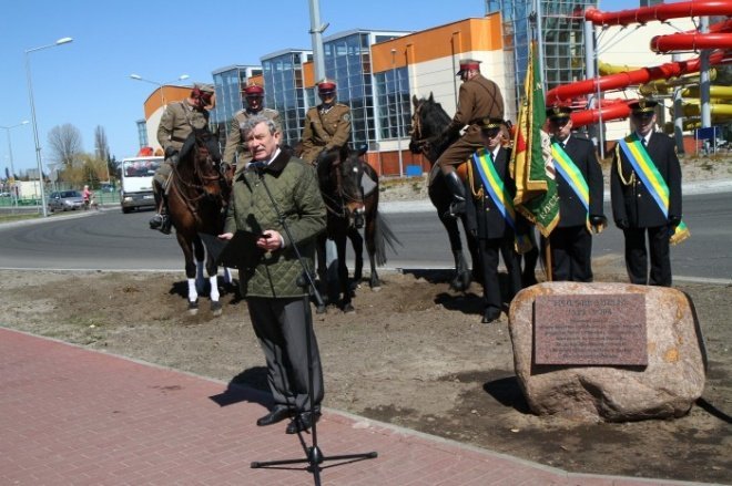 Rondo Holgera Hjelma 19-04-2011 - zdjęcie #3 - eOstroleka.pl