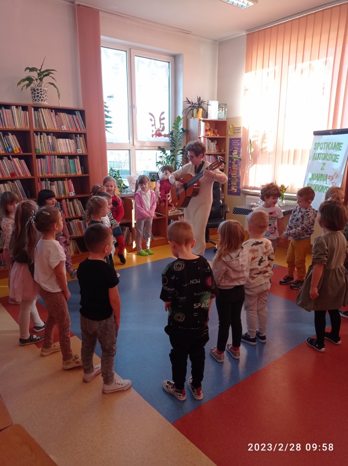 Joanna Brodowska spotkała się z dziećmi w Łęgu Przedmiejskim i Lelisie - zdjęcie #4 - eOstroleka.pl