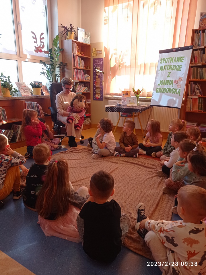 Joanna Brodowska spotkała się z dziećmi w Łęgu Przedmiejskim i Lelisie - zdjęcie #5 - eOstroleka.pl