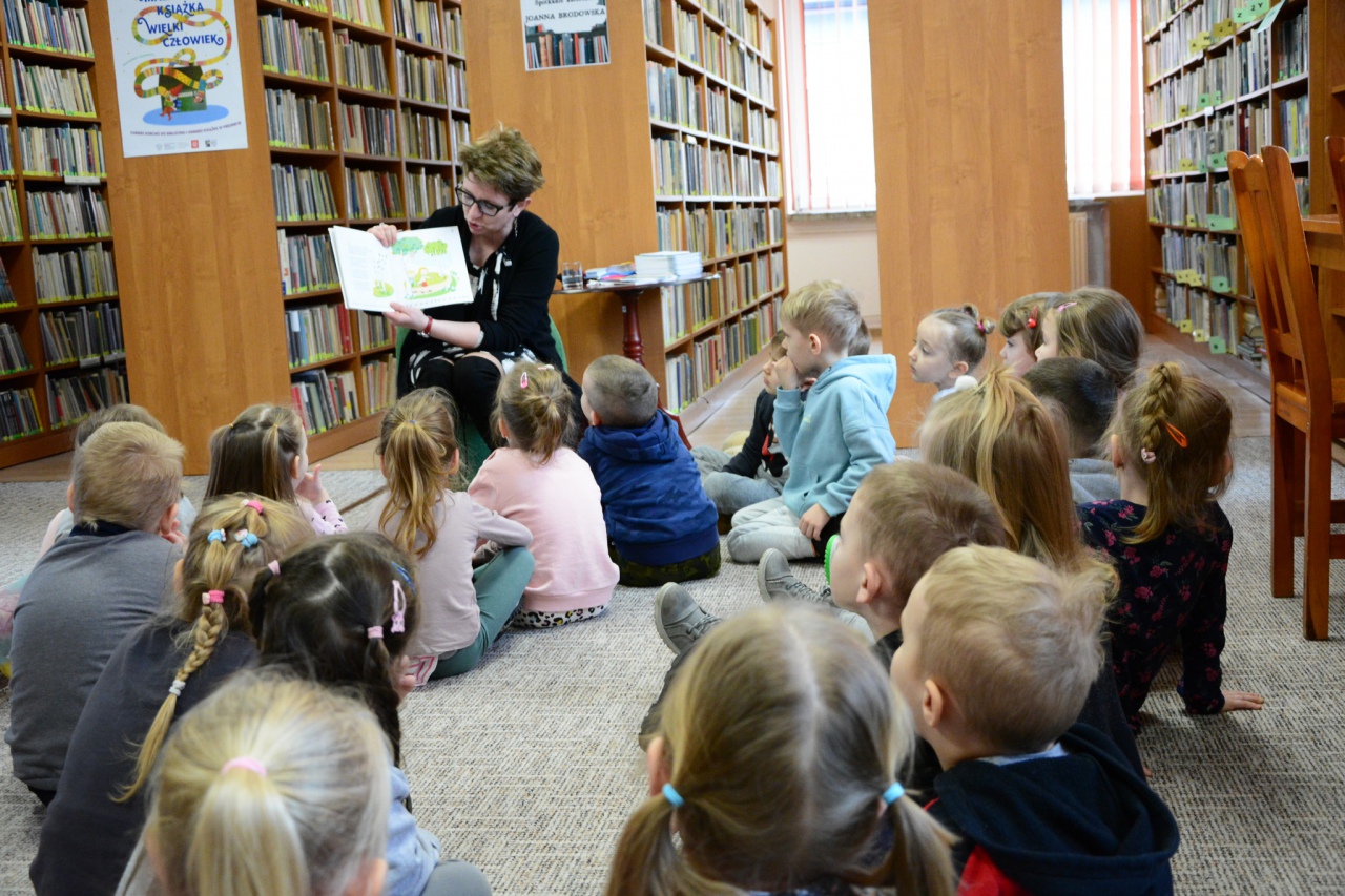 Joanna Brodowska spotkała się z dziećmi w Łęgu Przedmiejskim i Lelisie - zdjęcie #12 - eOstroleka.pl