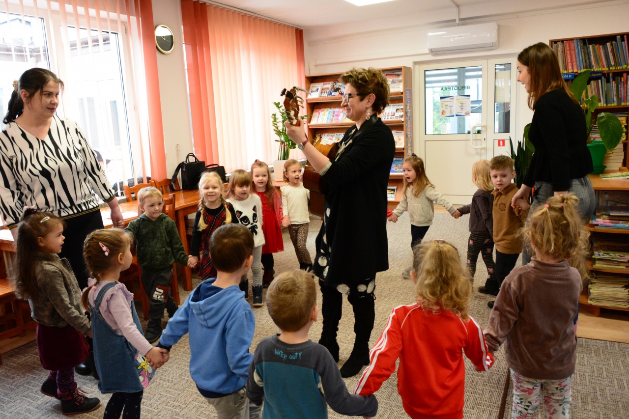 Joanna Brodowska spotkała się z dziećmi w Łęgu Przedmiejskim i Lelisie - zdjęcie #7 - eOstroleka.pl