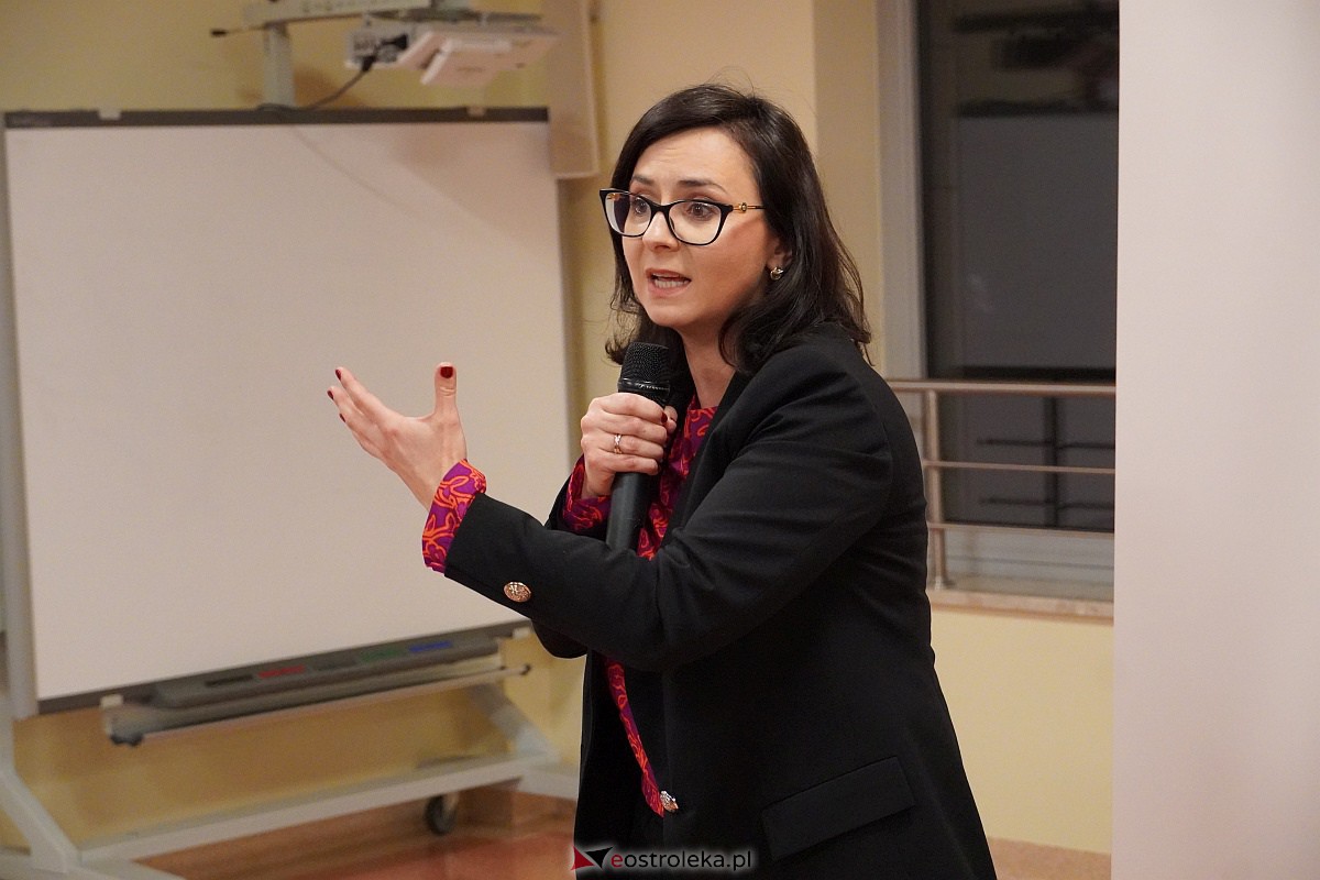 #3konkrety - spotkanie posłankami KO Kamilą Gasiuk-Pihowicz, Marzeną Okła-Drewnowicz i Izabelą Leszczyna [2.03.2023] - zdjęcie #22 - eOstroleka.pl