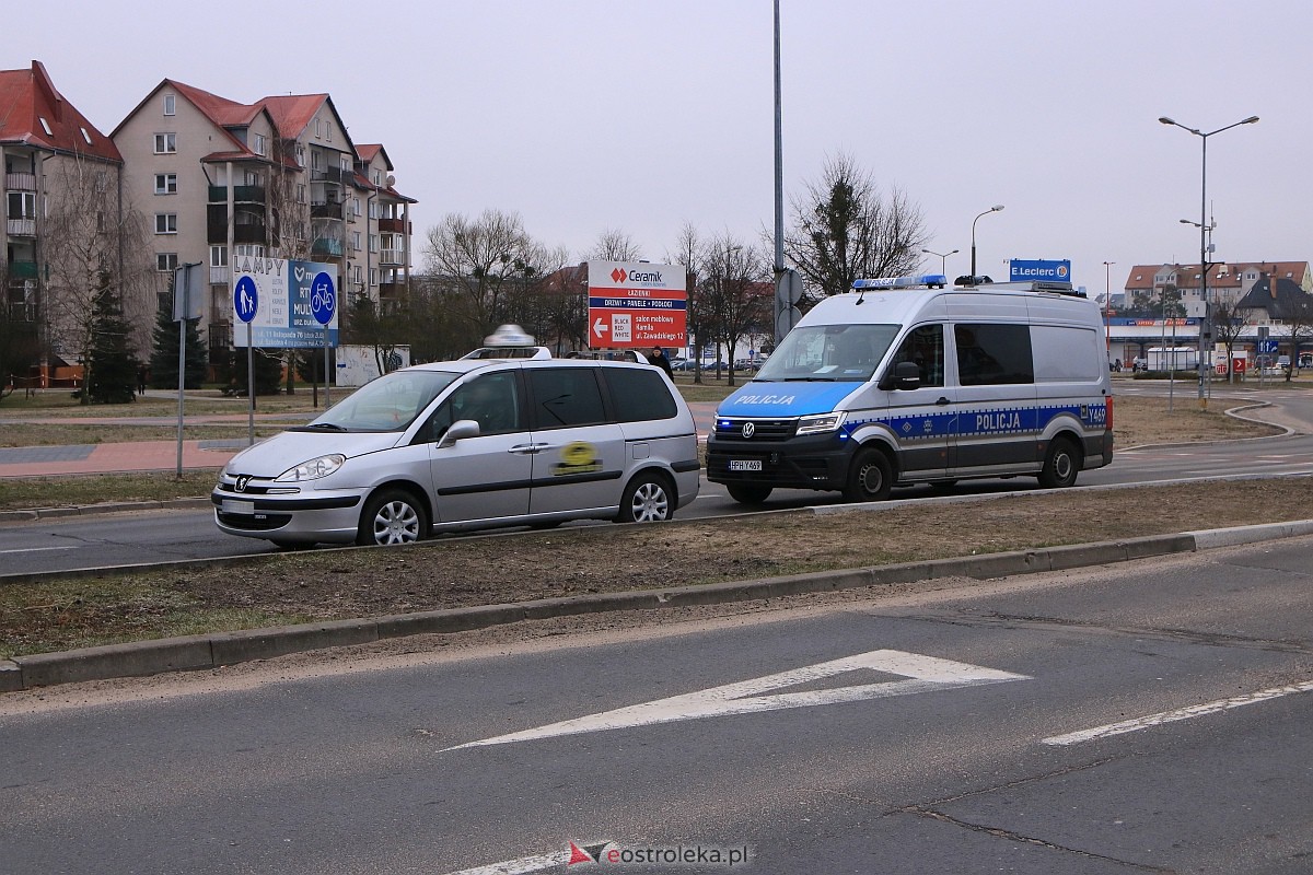 Kraksa na rondzie Zbawiciela Świata [03.03.2023] - zdjęcie #14 - eOstroleka.pl