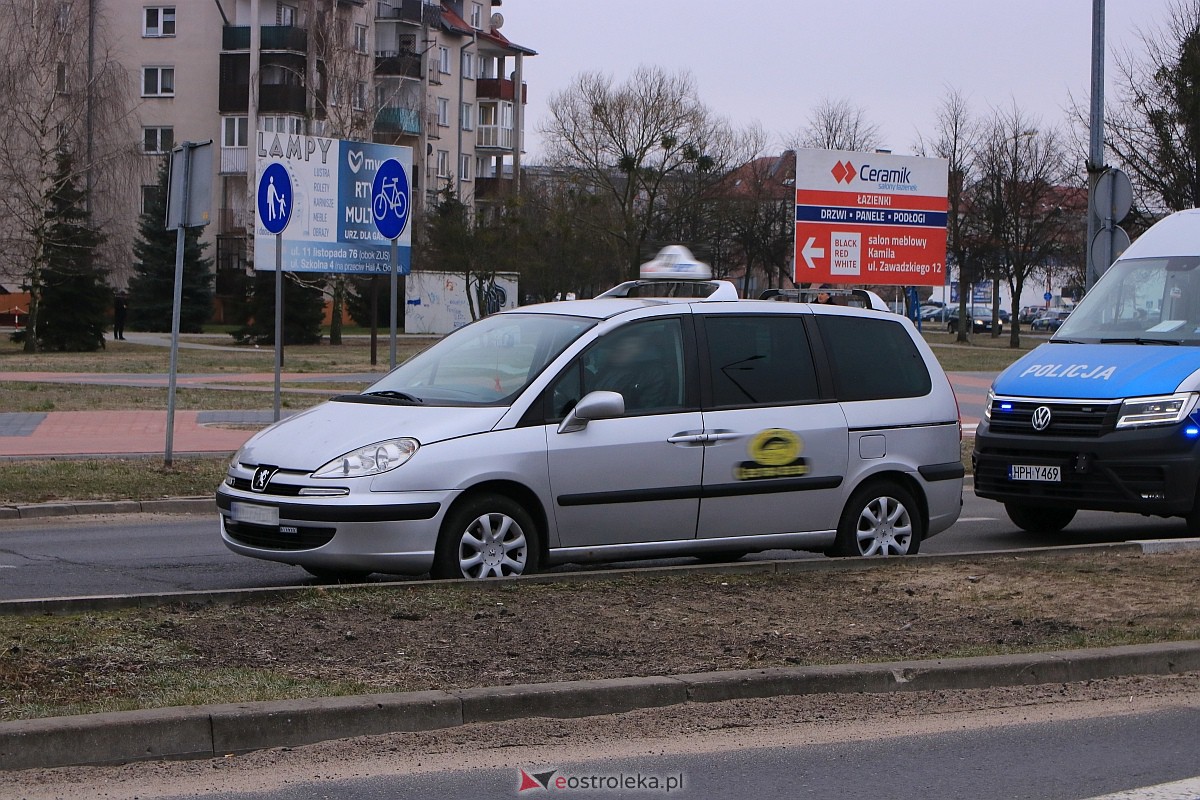 Kraksa na rondzie Zbawiciela Świata [03.03.2023] - zdjęcie #13 - eOstroleka.pl