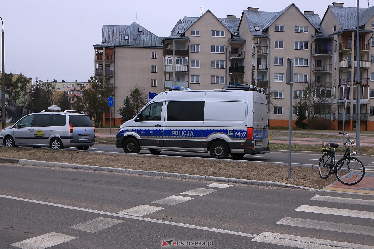 Kraksa na rondzie Zbawiciela Świata [03.03.2023] - zdjęcie #10 - eOstroleka.pl