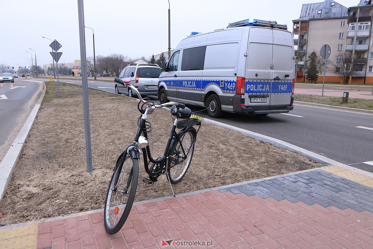 Kraksa na rondzie Zbawiciela Świata [03.03.2023] - zdjęcie #9 - eOstroleka.pl