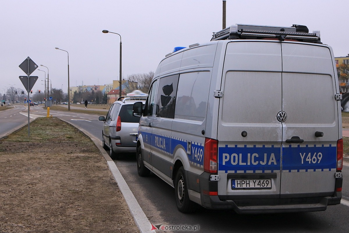 Kraksa na rondzie Zbawiciela Świata [03.03.2023] - zdjęcie #7 - eOstroleka.pl