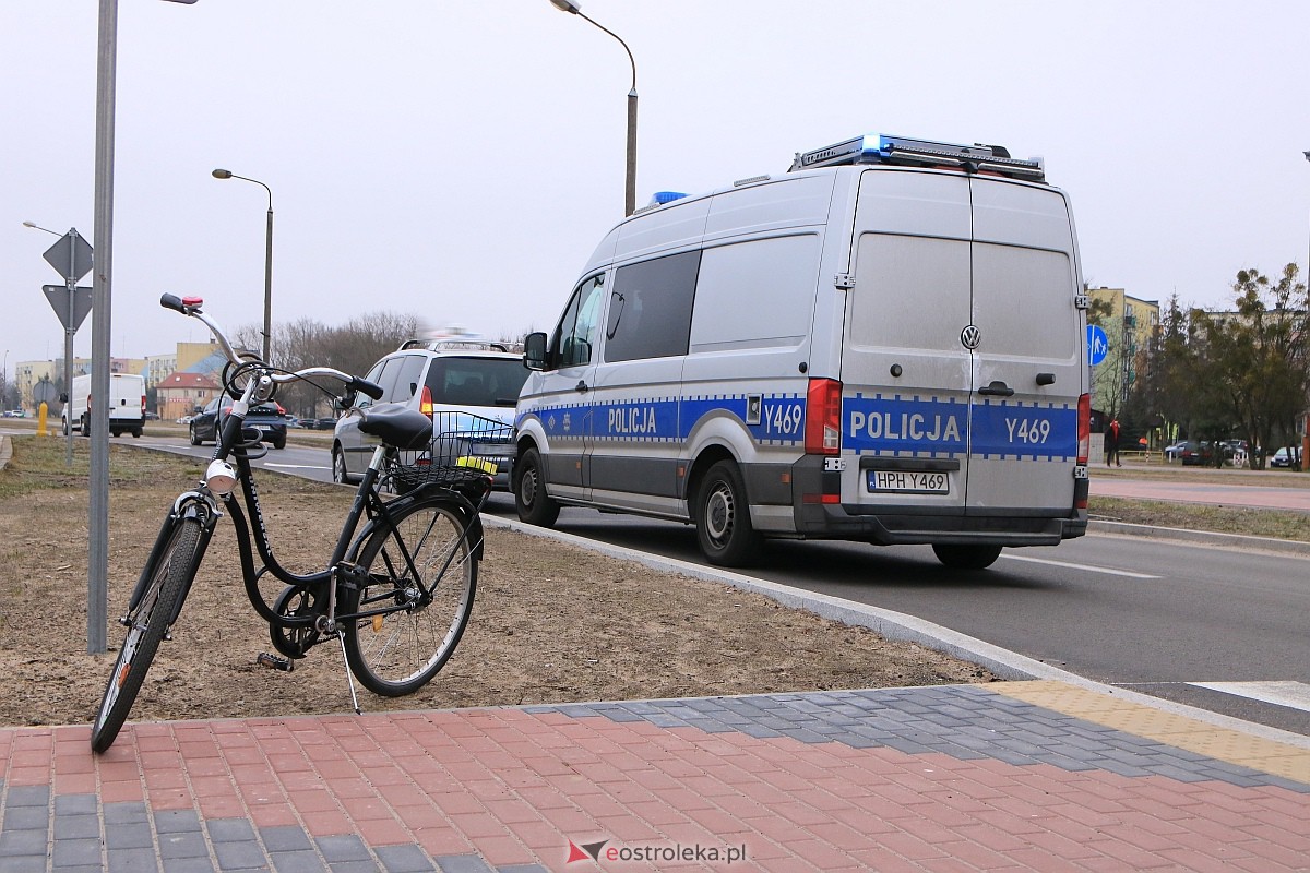 Kraksa na rondzie Zbawiciela Świata [03.03.2023] - zdjęcie #6 - eOstroleka.pl