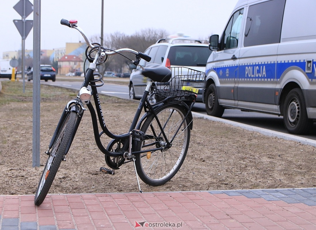 Kraksa na rondzie Zbawiciela Świata [03.03.2023] - zdjęcie #5 - eOstroleka.pl