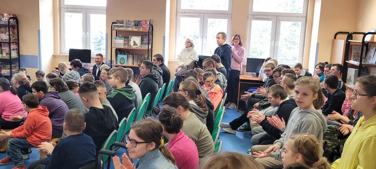 Kolejne spotkanie w SOSW z cyklu Poznajmy twórczość ks. Jana Twardowskiego - zdjęcie #13 - eOstroleka.pl