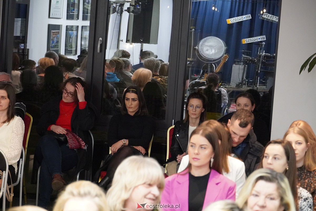 Koncert z okazji Dnia Kobiet w Olszewie-Borkach Wystąpił Patryk Żywczyk [05.03.2022] - zdjęcie #24 - eOstroleka.pl