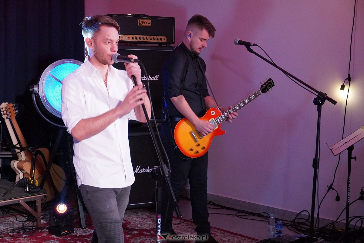 Koncert z okazji Dnia Kobiet w Olszewie-Borkach Wystąpił Patryk Żywczyk [05.03.2022] - zdjęcie #19 - eOstroleka.pl