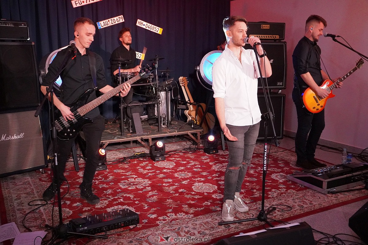 Koncert z okazji Dnia Kobiet w Olszewie-Borkach Wystąpił Patryk Żywczyk [05.03.2022] - zdjęcie #16 - eOstroleka.pl