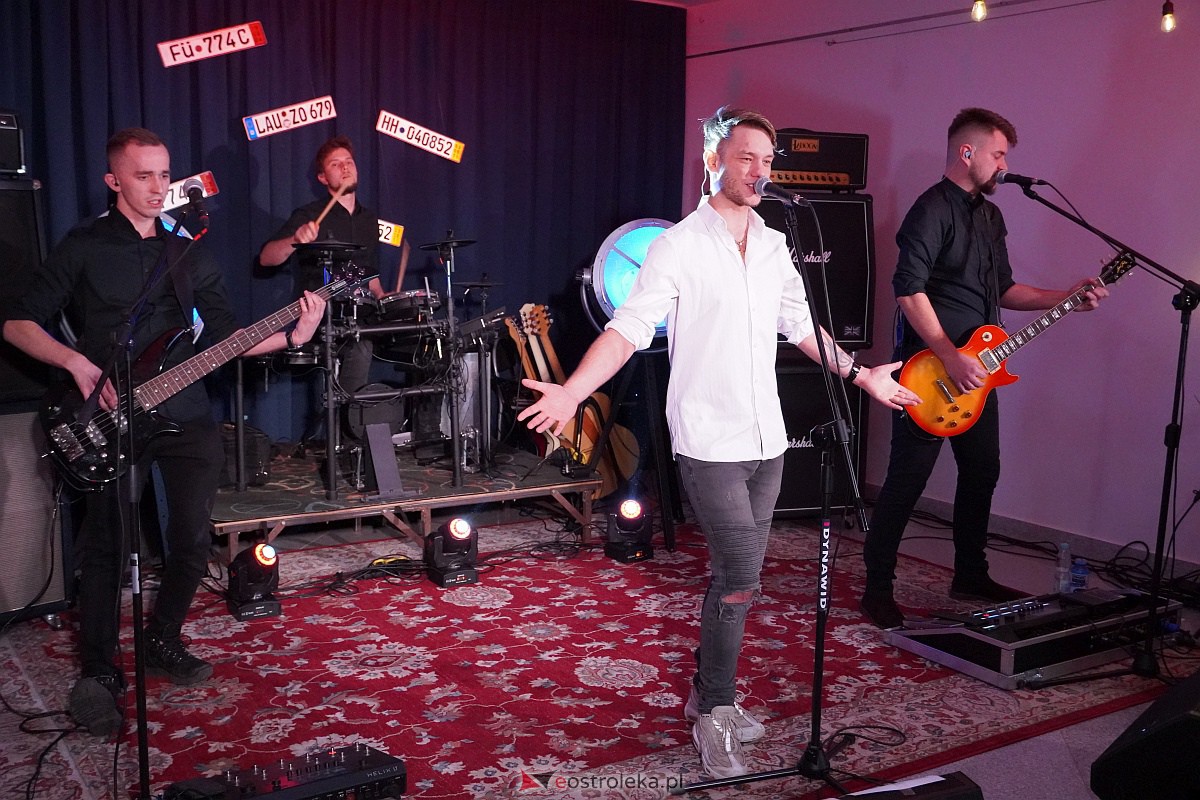 Koncert z okazji Dnia Kobiet w Olszewie-Borkach Wystąpił Patryk Żywczyk [05.03.2022] - zdjęcie #6 - eOstroleka.pl
