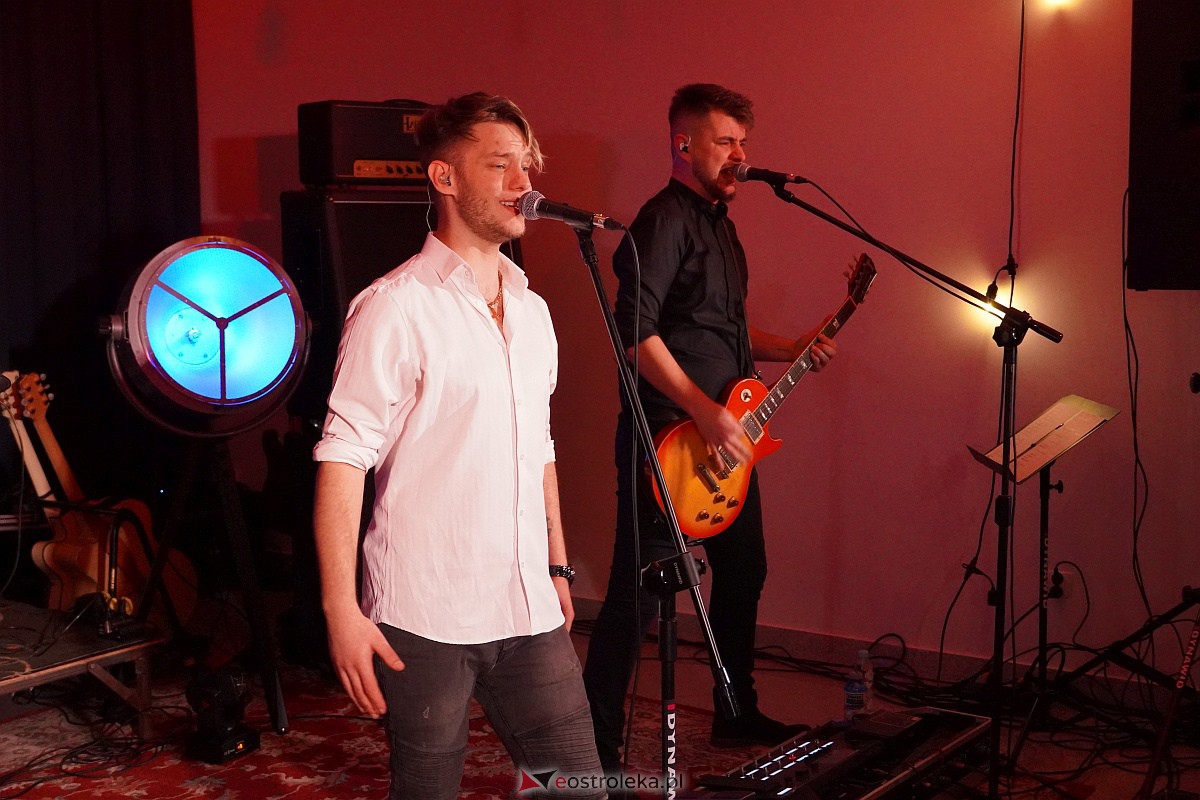 Koncert z okazji Dnia Kobiet w Olszewie-Borkach Wystąpił Patryk Żywczyk [05.03.2022] - zdjęcie #2 - eOstroleka.pl