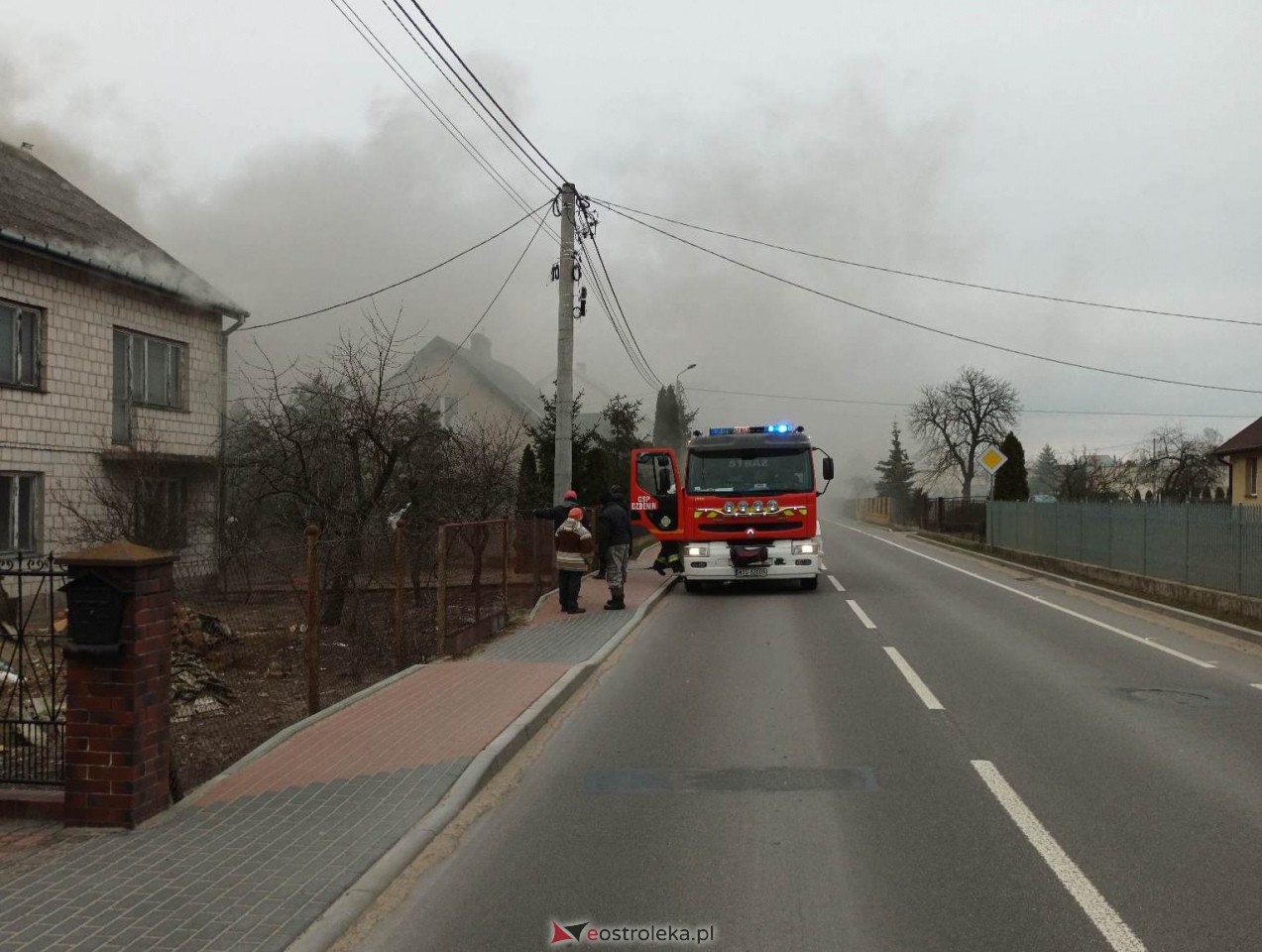 Pożar pustostanu w Dzbeninie [06.03.2023] - zdjęcie #1 - eOstroleka.pl