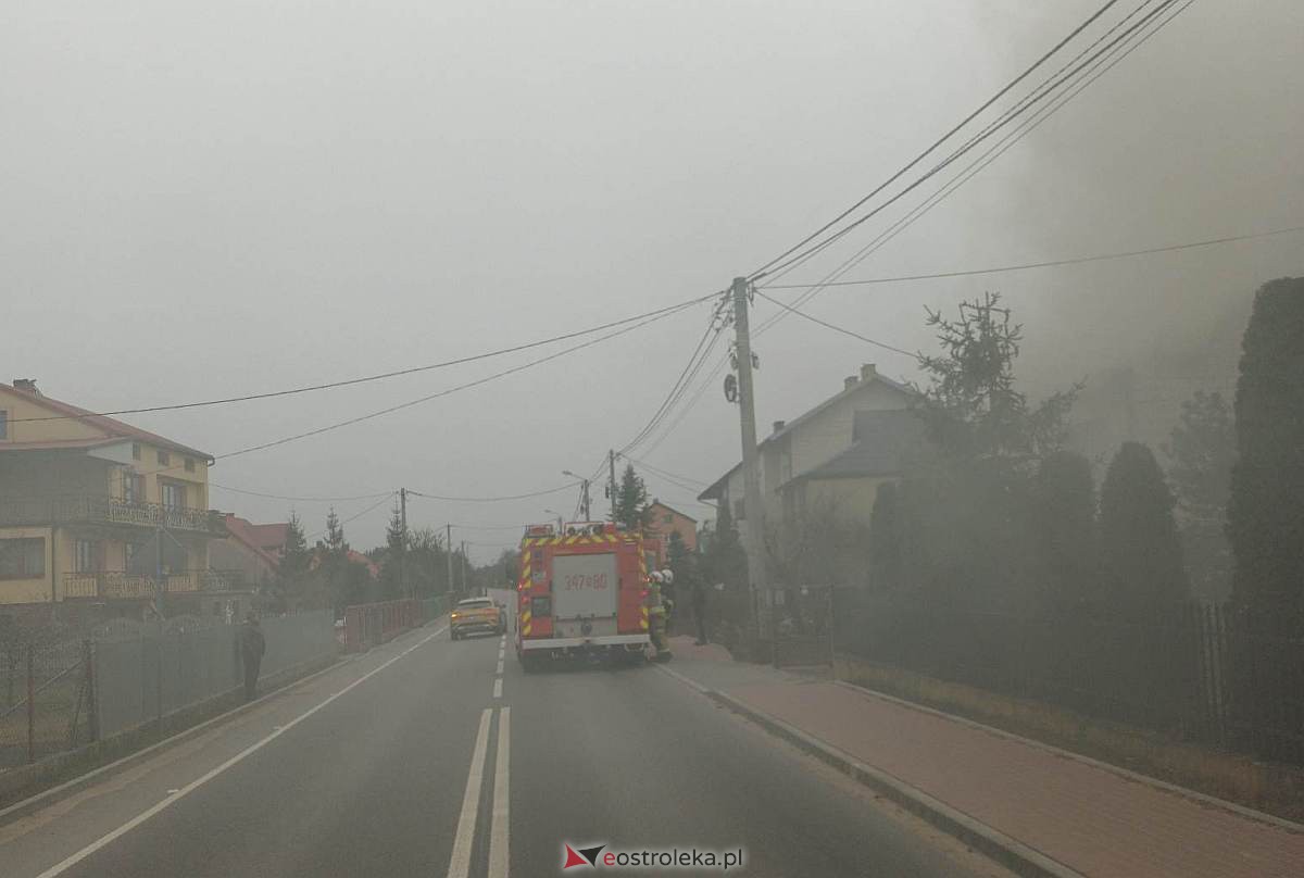 Pożar pustostanu w Dzbeninie [06.03.2023] - zdjęcie #8 - eOstroleka.pl