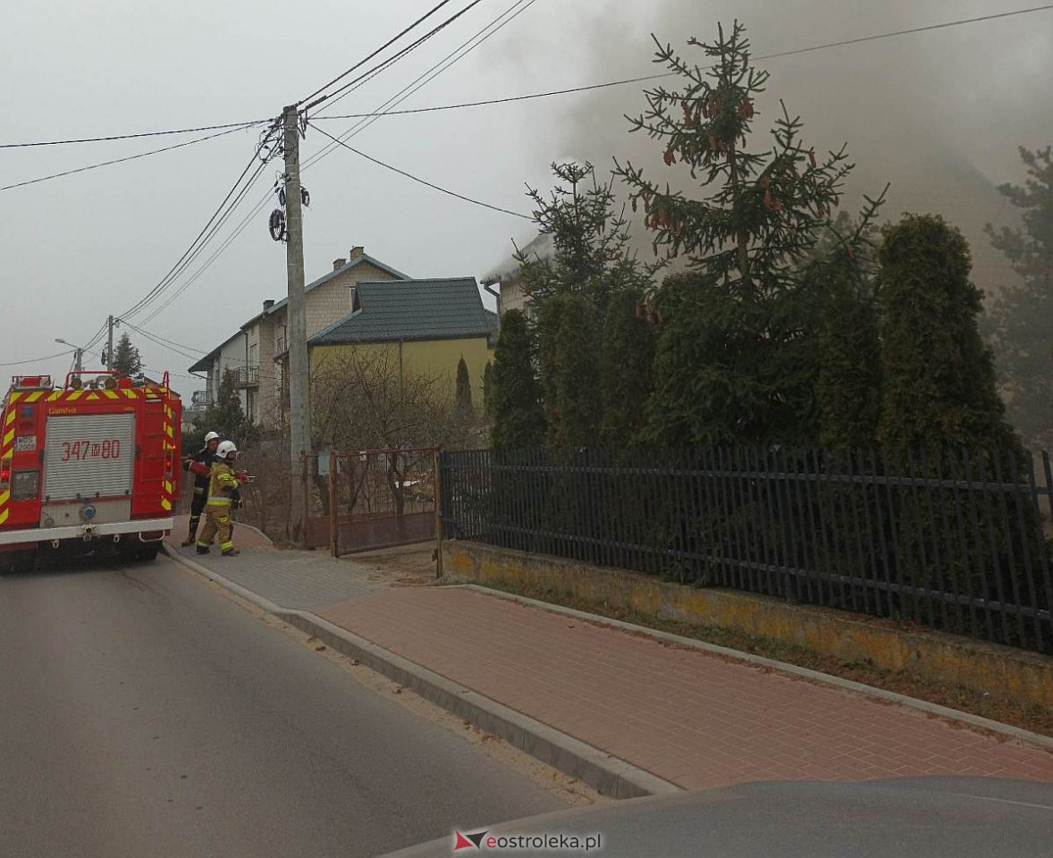 Pożar pustostanu w Dzbeninie [06.03.2023] - zdjęcie #3 - eOstroleka.pl
