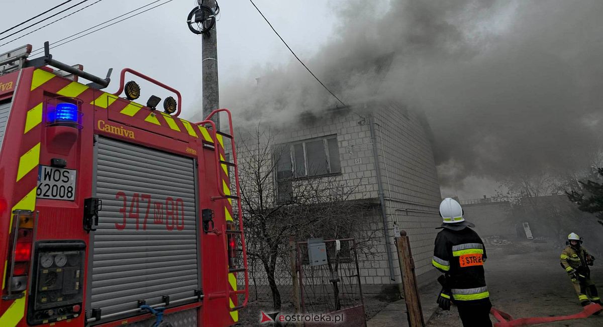 Pożar pustostanu w Dzbeninie [06.03.2023] - zdjęcie #5 - eOstroleka.pl