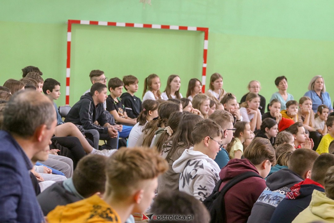 Spotkanie z Marcinem Prusem w SP 2 w Ostrołęce [06.03.2023] - zdjęcie #10 - eOstroleka.pl