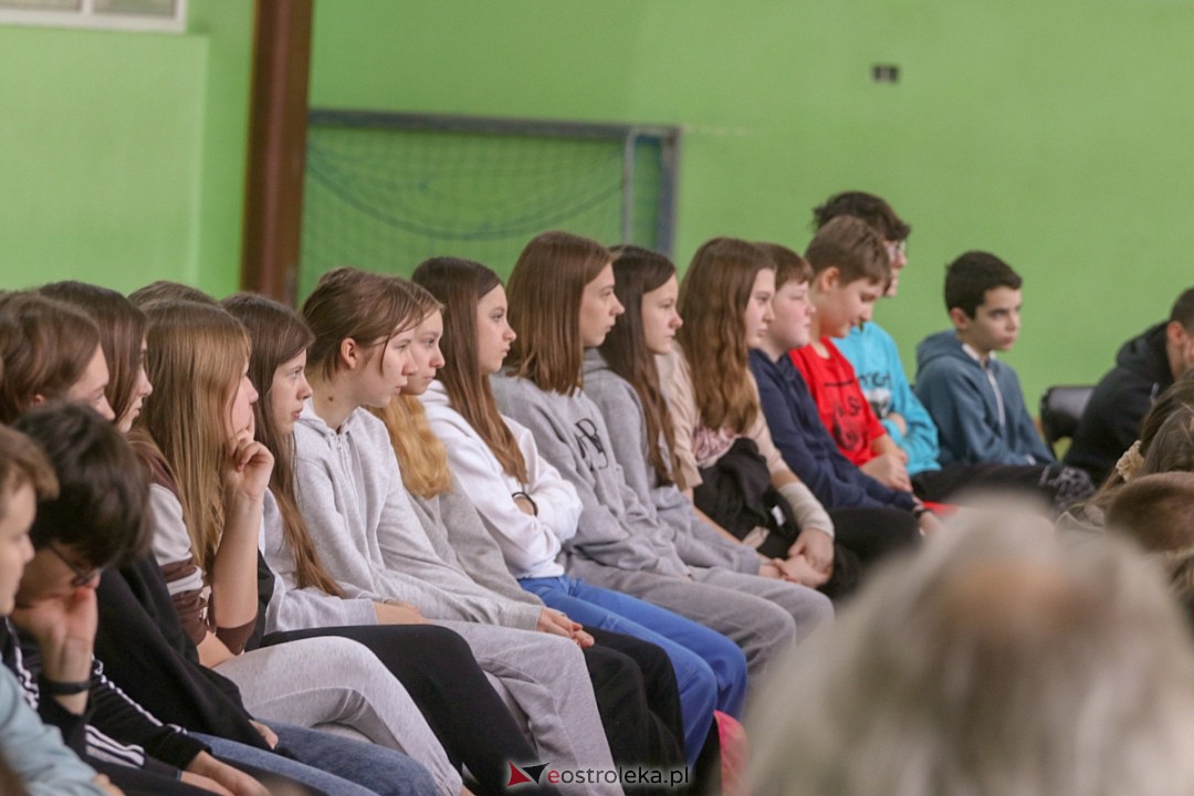 Spotkanie z Marcinem Prusem w SP 2 w Ostrołęce [06.03.2023] - zdjęcie #6 - eOstroleka.pl