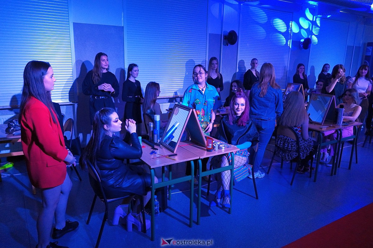 Festiwal Fryzjerstwa Artystycznego w Zespole Szkół Zawodowych nr 2 [7.03.2023] - zdjęcie #110 - eOstroleka.pl