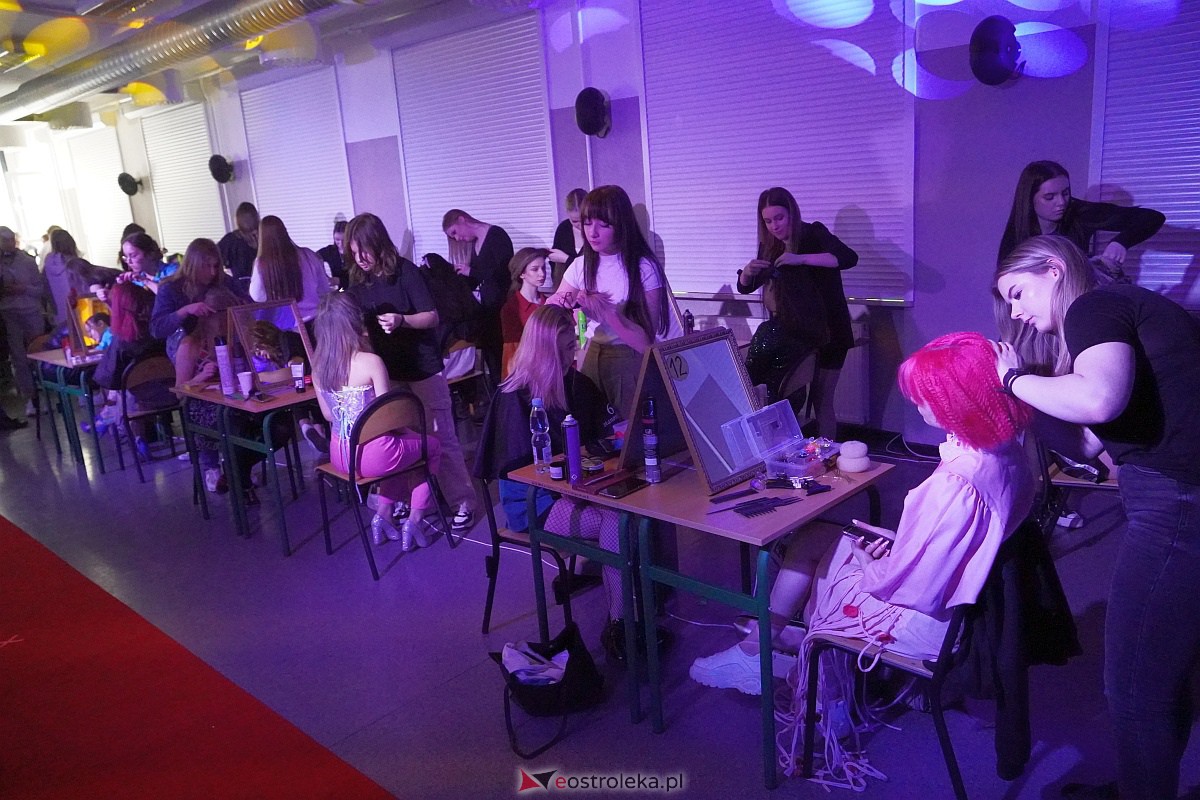 Festiwal Fryzjerstwa Artystycznego w Zespole Szkół Zawodowych nr 2 [7.03.2023] - zdjęcie #100 - eOstroleka.pl