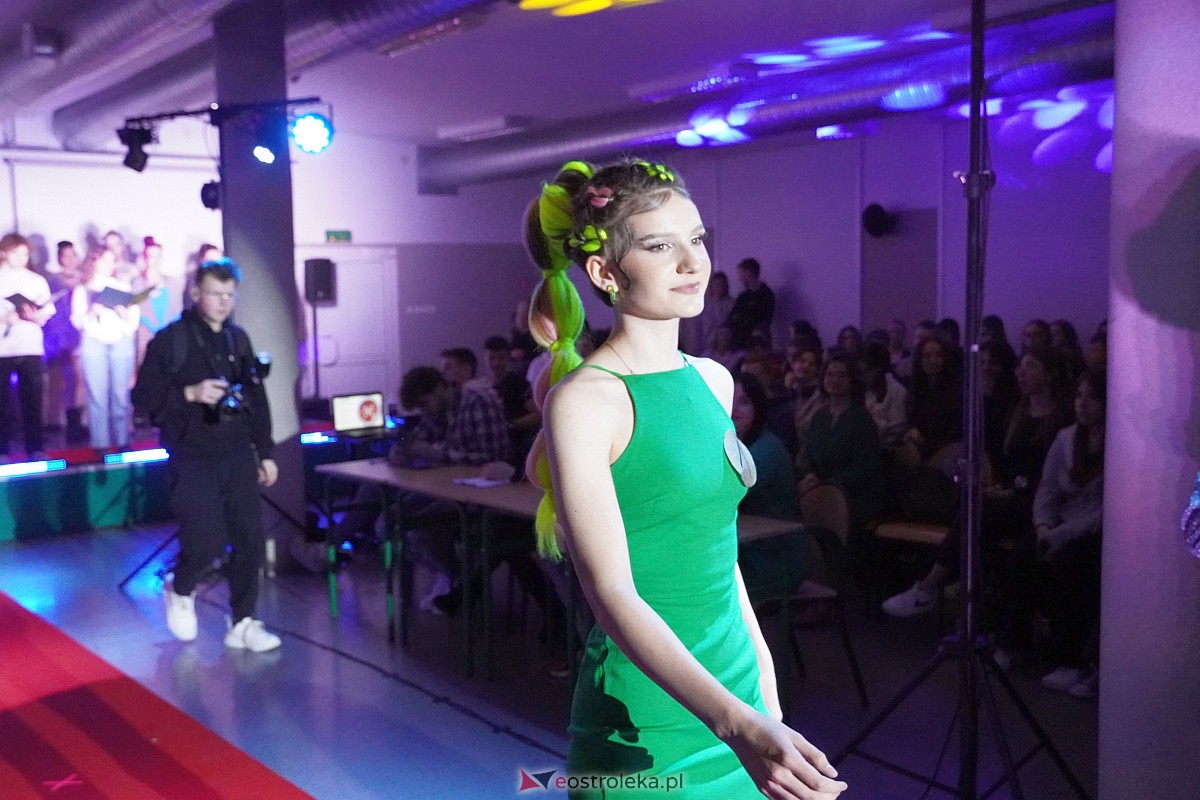 Festiwal Fryzjerstwa Artystycznego w Zespole Szkół Zawodowych nr 2 [7.03.2023] - zdjęcie #80 - eOstroleka.pl