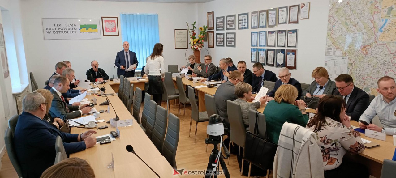 Sesja rady powiatu ostrołęckiego [7.03.2023] - zdjęcie #18 - eOstroleka.pl
